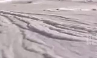 青岛海浪瞬间被冻住